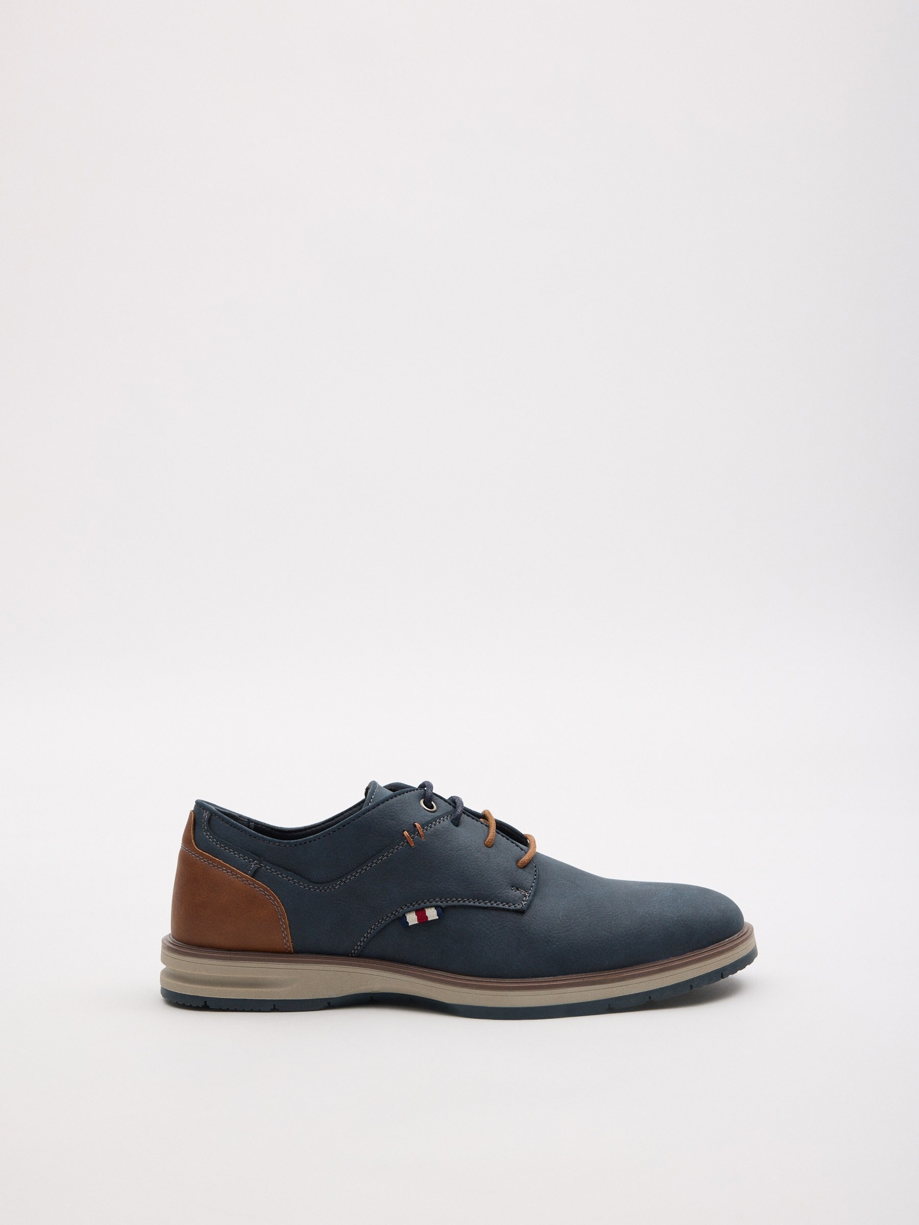 Zapato clásico de polipiel con cordones bicolor y suela de goma contrastante INSIDE
