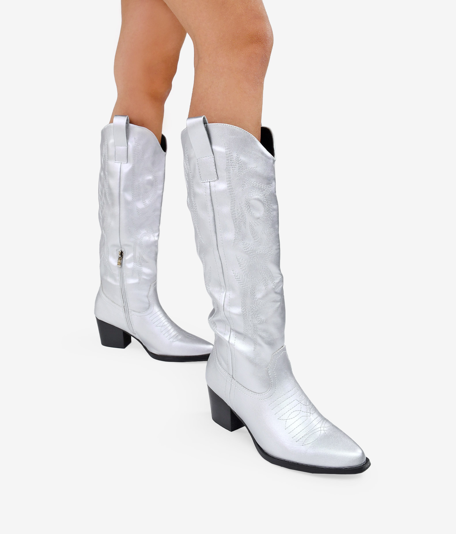 Bosanova Botas estilo cowboy de caña alta con detalle de cosido decorativo en la caña a tono, tacón de 5'5 cm y cierre con cremallera.