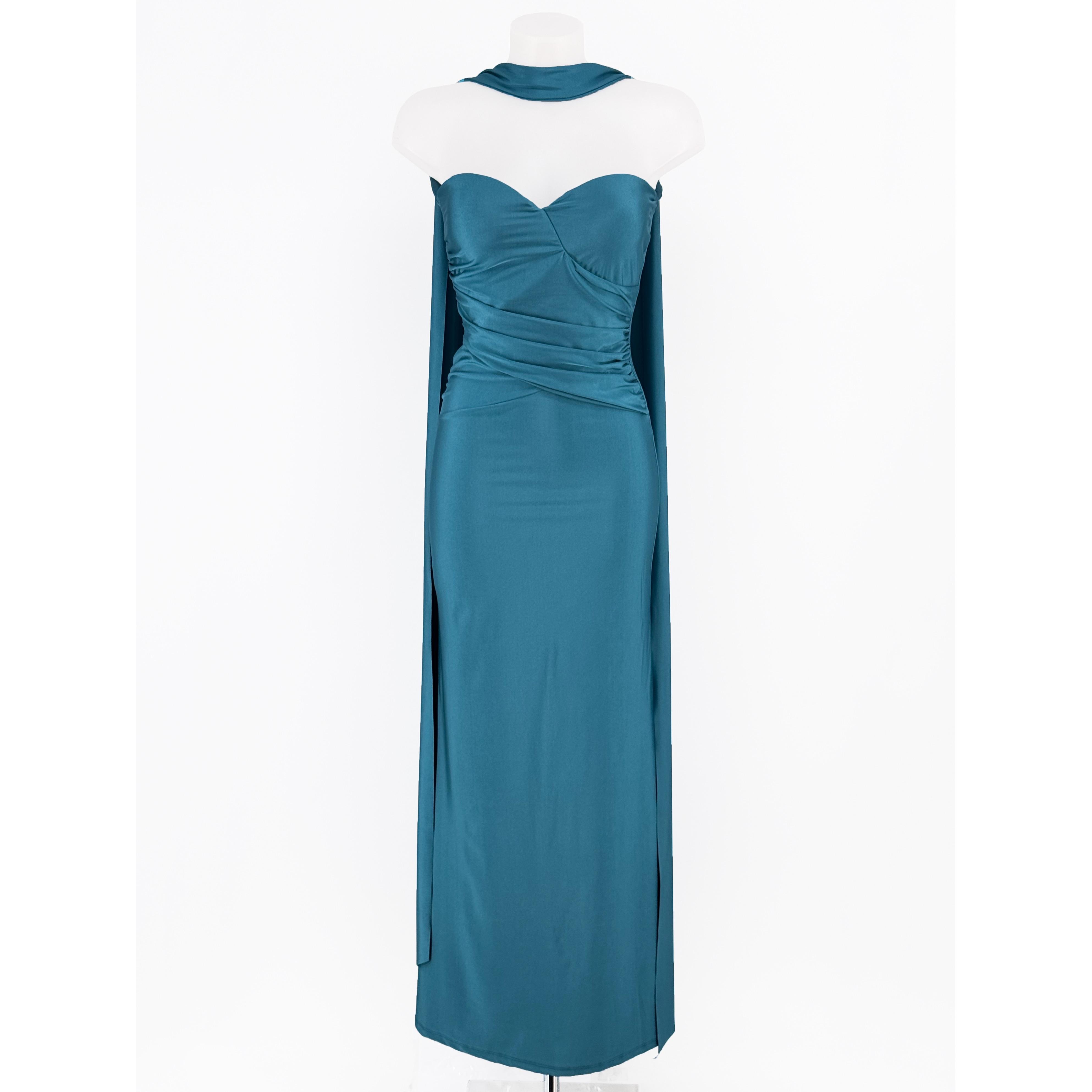 Vestido largo con escote palabra de honor y detalles fluidos que aportan un toque romántico y sofisticado. Su corte ajustado y drapeado en la cintura realzan la silueta, incluye echarpe. El tejido suave garantiza comodidad y movimiento. Amplia gama d