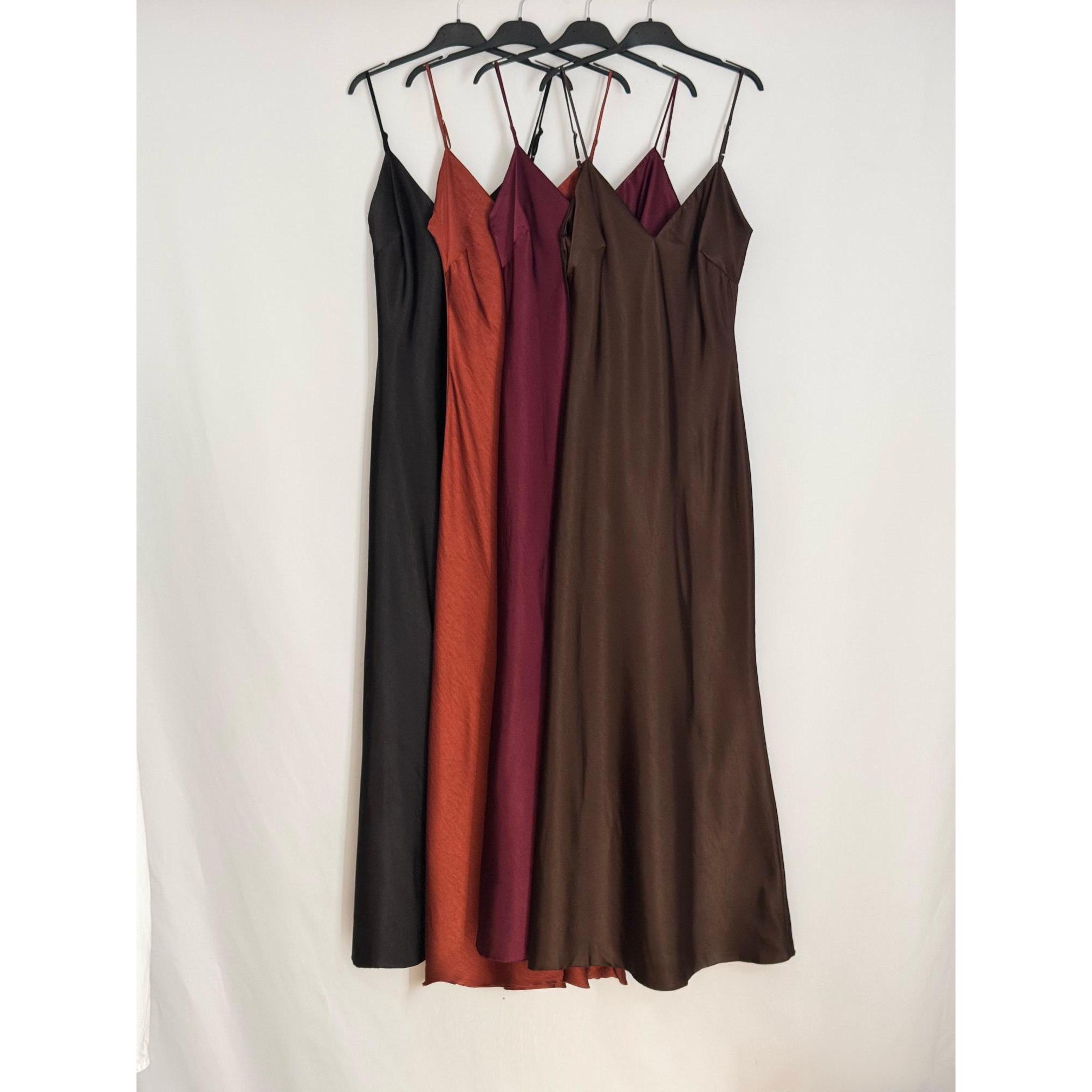 Vestido largo de raso para mujer con tirantes finos. Diseño sofisticado de fiesta con escote en V, espalda al aire y caída fluida de efecto sedoso. Ideal como vestido de invitada de boda, eventos y cenas especiales. Disponible en varios colores.