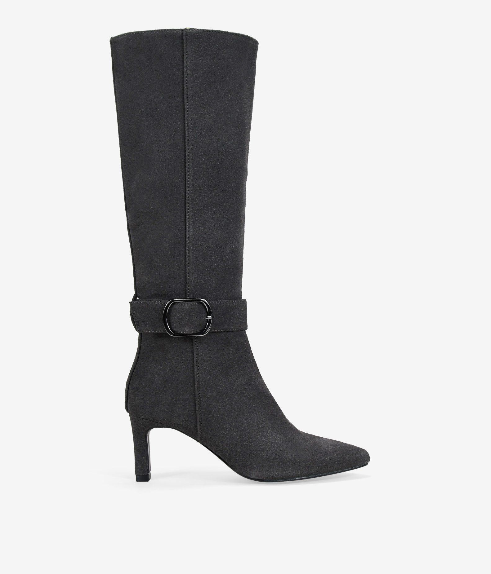Bosanova Botas altas a la rodilla para mujer confeccionadas en ante con puntera de acabado en punta y tacón fino. Cierre con cremallera interior.