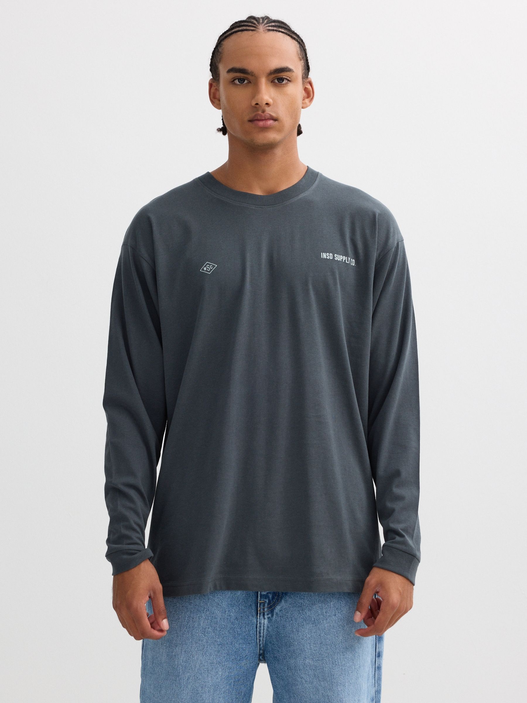 Camiseta oversized de algodón, manga larga, cuello redondo, texto frontal y trasero, acabados en rib INSIDE