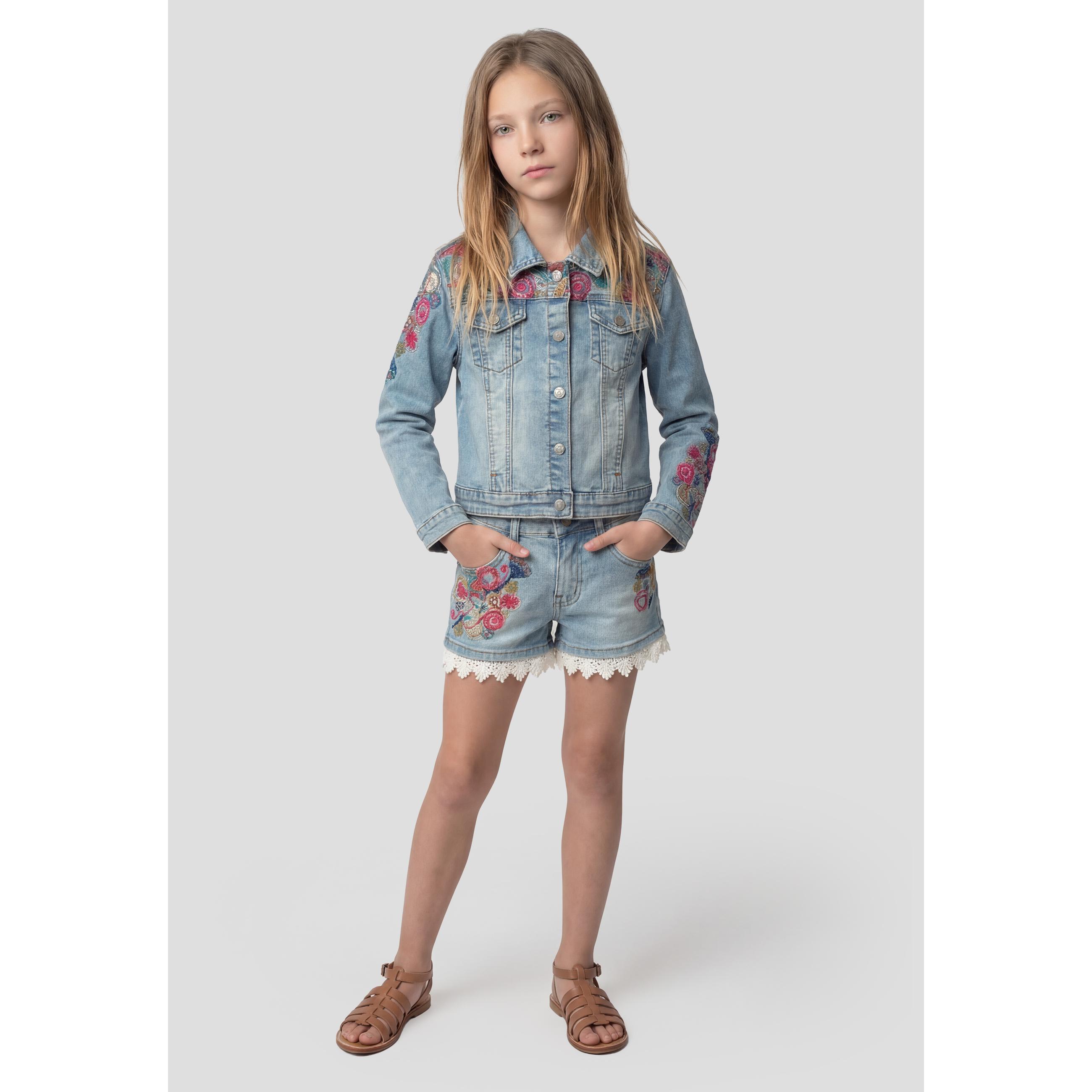 Koroshi - Pantalón corto niña de denim elástico 98% algodón con bordado floral artesanal y acabado en blonda, azul claro
