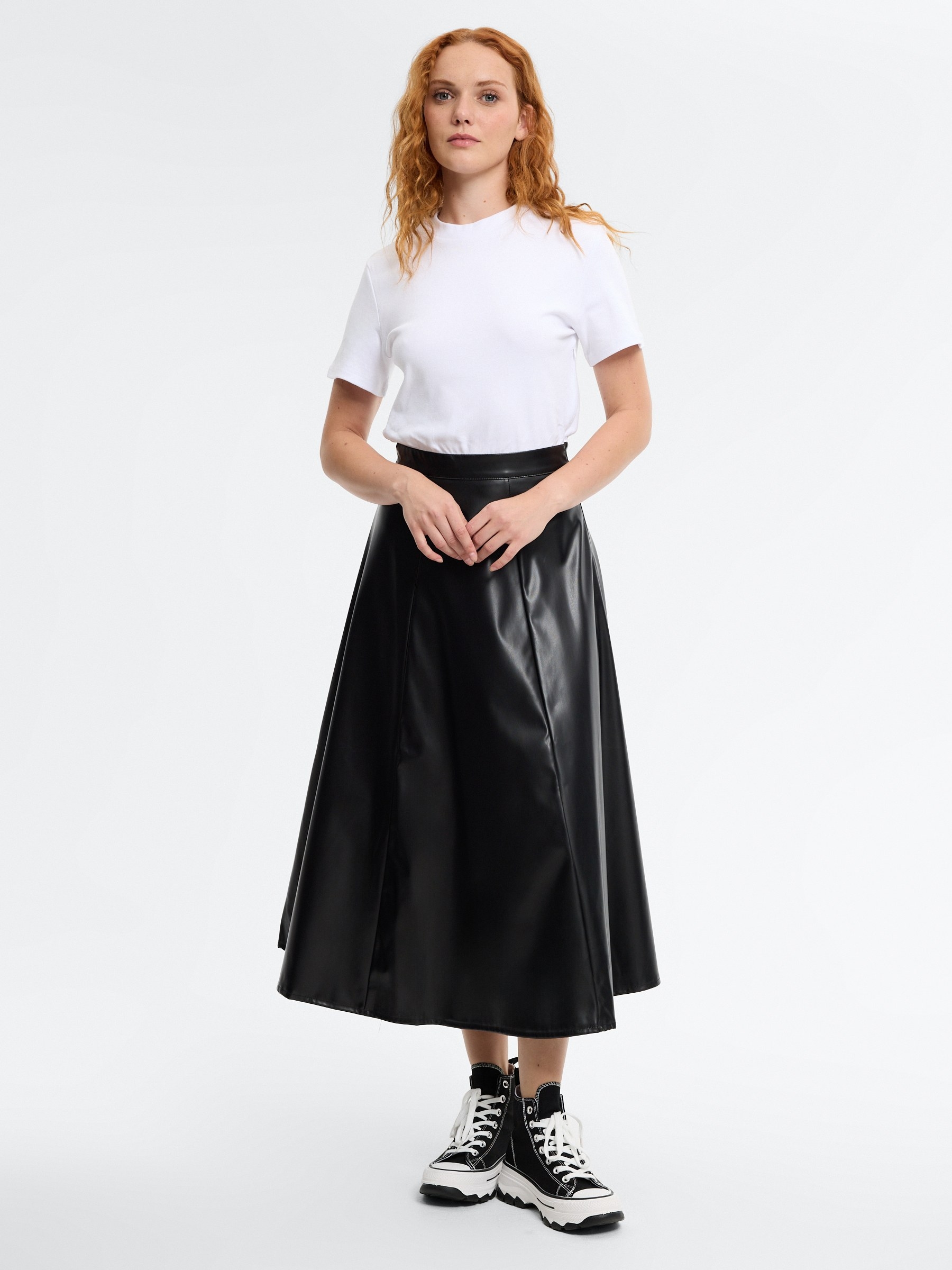 Vestido midi liso, manga corta y cuello redondo; falda de vuelo en efecto piel, con cierre de cremallera!! Envío y devolución gratuita en tienda INSIDE