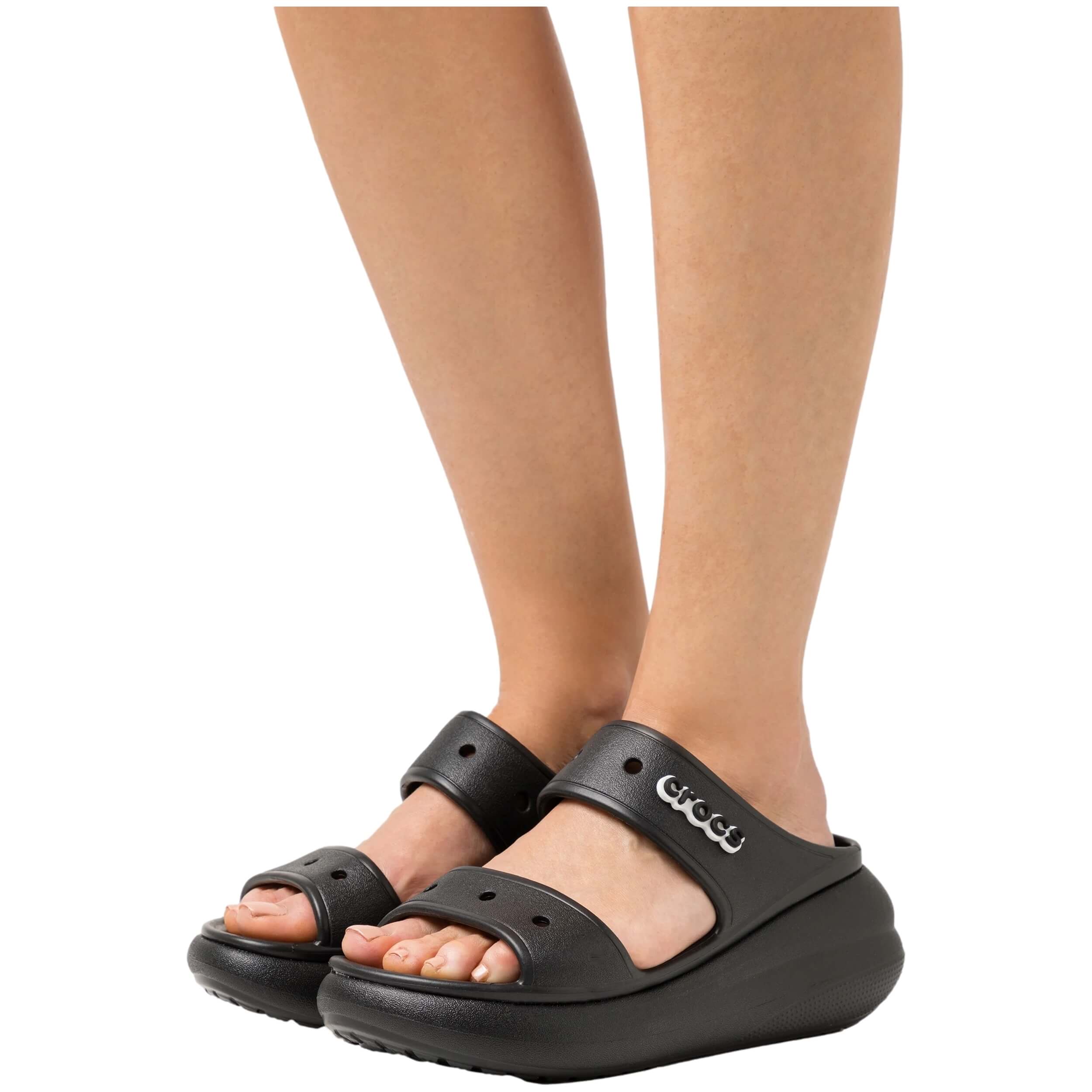 Zapatillas marca Crocs modelo 207670-001 para mujer en color negro