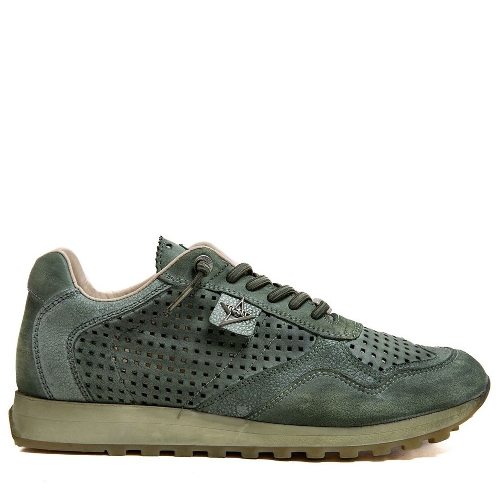 Cómoda  Fresca y elegante zapatilla hombre 848 de CETTI en piel perforada tono kaki. Cordones elásticos. Cómodo piso bicolor con patín dentado antideslizante. Altura Tacón bajo (1-3 cm) Referencia