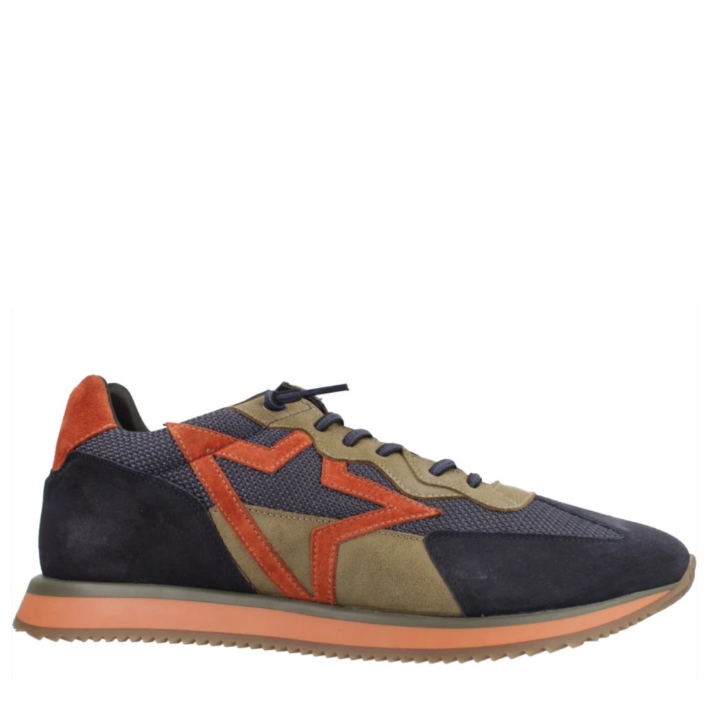 Cómoda Zapatilla hombre CETTI 1259 en malla azul con refuerzos ante taupe y detalles taupe y naranja. Cordones elásticos. Plantilla acolchada extraible. Cómodo piso Altura Tacón bajo (1-3 cm) Referencia