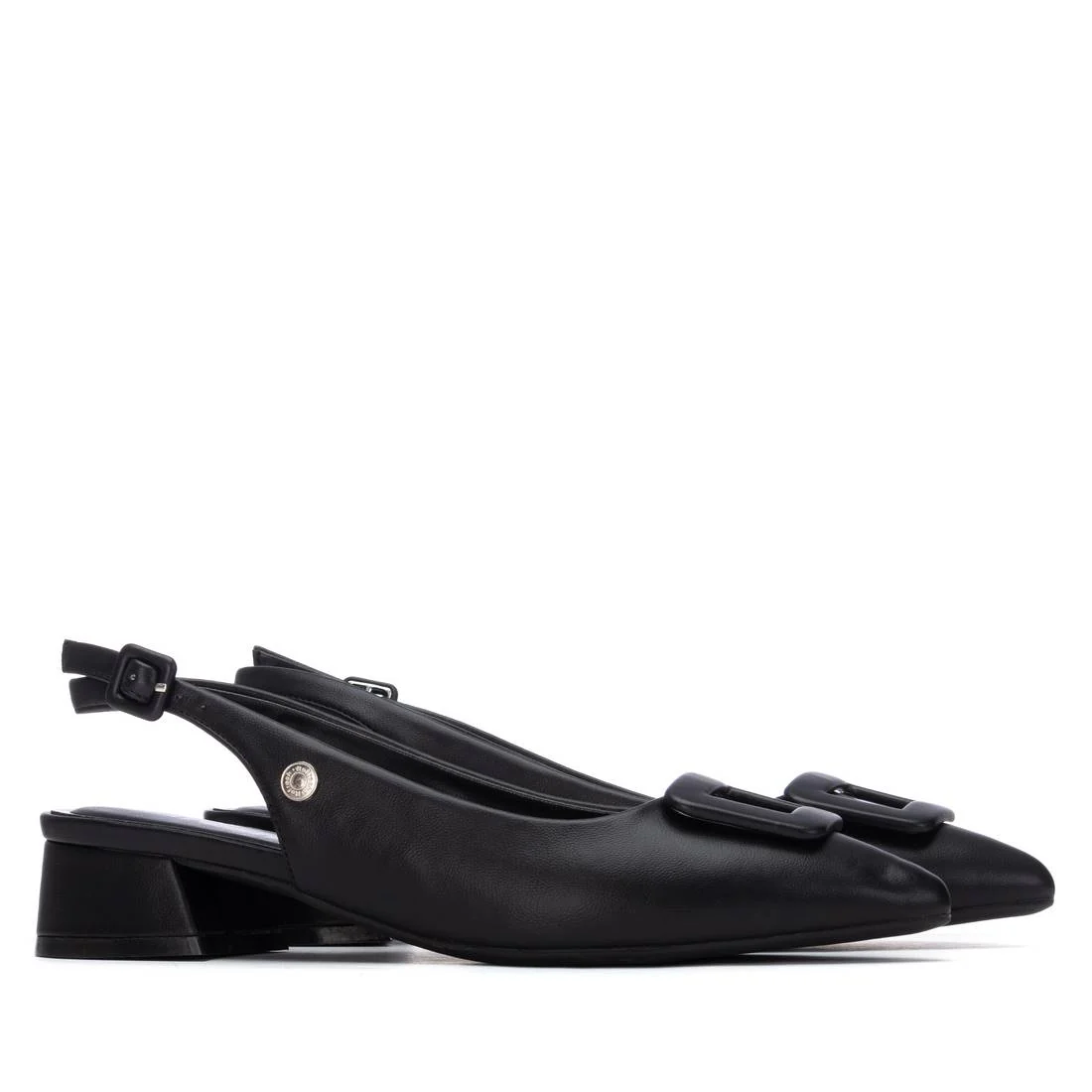 Zapato de mujer, de la marca Refresh. Fabricado en material que imita a la piel.