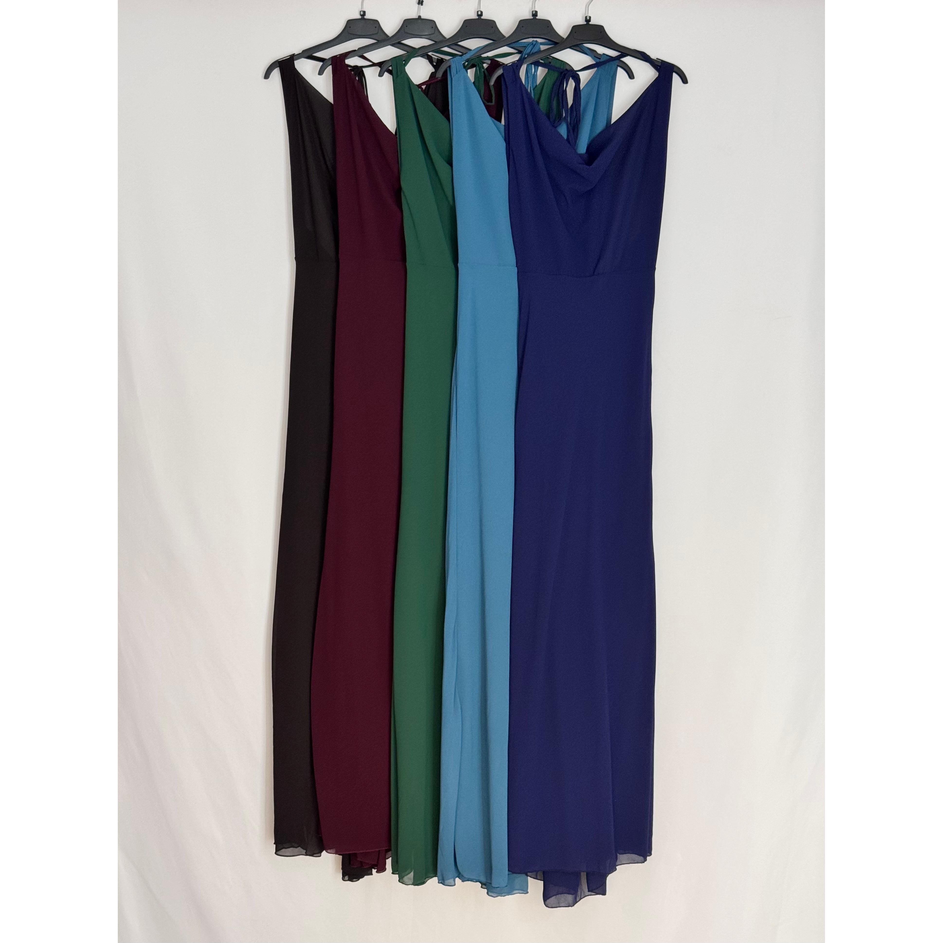 Vestido Largo de Fiesta en Tejido Chiffon con Espalda Abierta. Descubre nuestro vestido largo en tejido chiffon con escote drapeado y espalda abierta. Disponible en tallas S/M y L/XL, y en varios colores. Ideal para bodas, fiestas e invitadas.