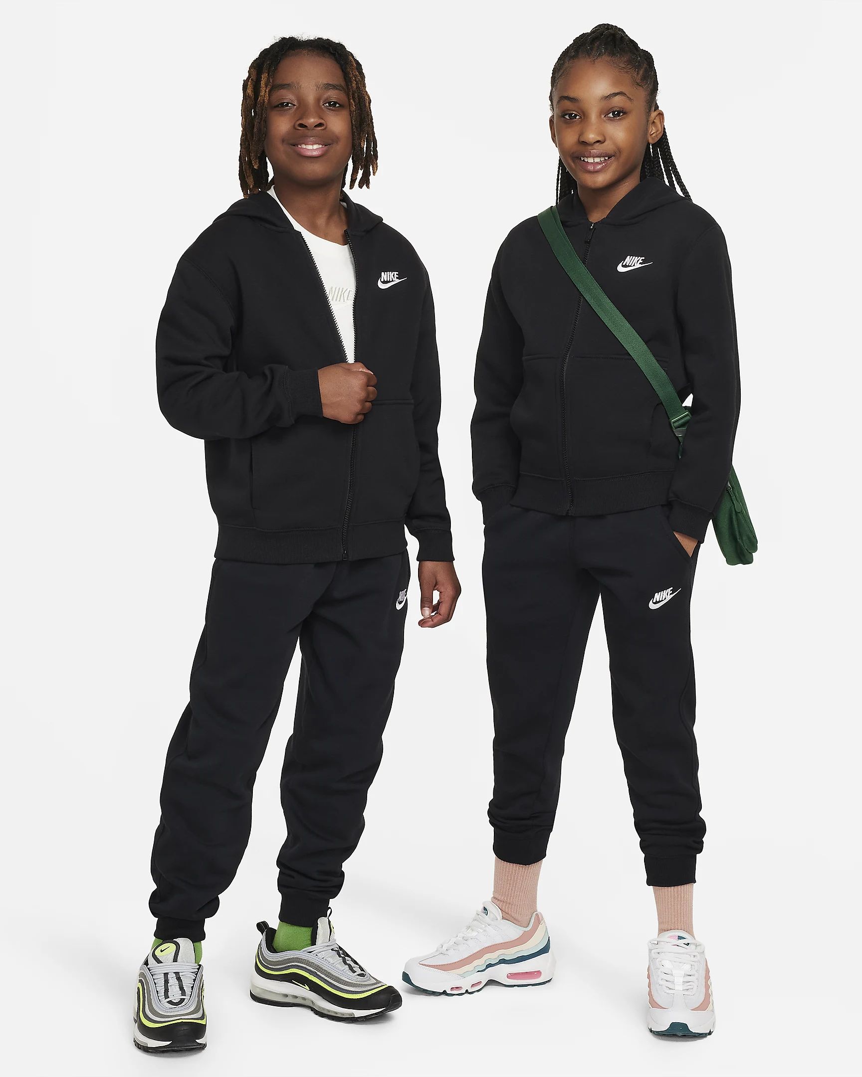 Nike - Conjunto deportivo Club Fleece para niños, sudadera con capucha y pantalón de tejido fleece suave y cepillado interior, negro/blanco FD3114-010